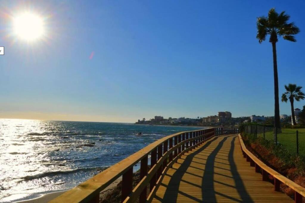 מיחאס 5* Stunning Golf & Sea Apartment מראה חיצוני תמונה