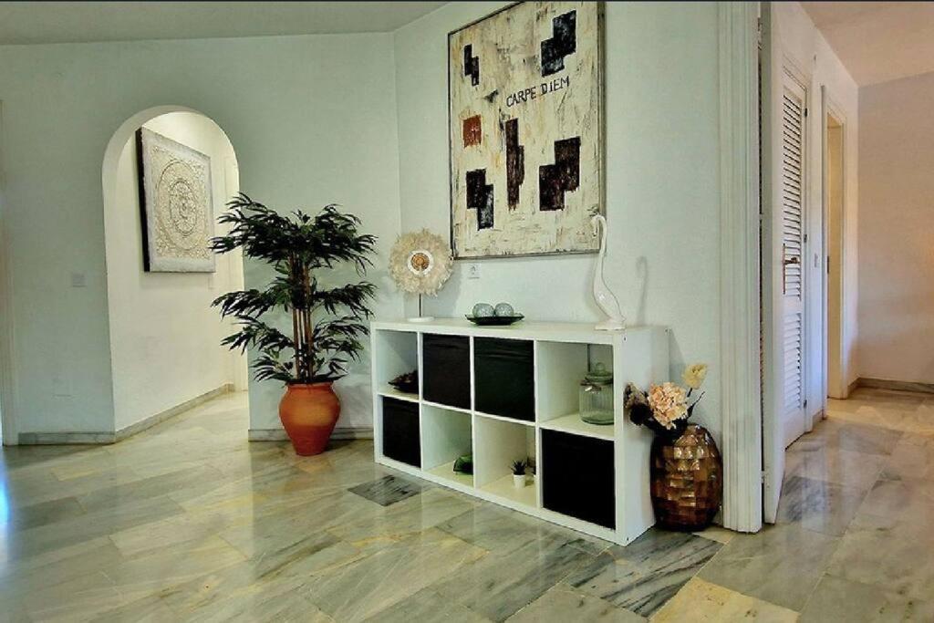 מיחאס 5* Stunning Golf & Sea Apartment מראה חיצוני תמונה